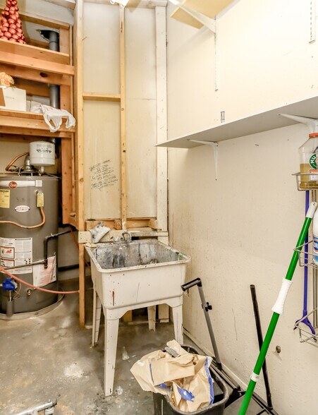 More Photos Of 3838 S Warner St, Tacoma Flex For Lease