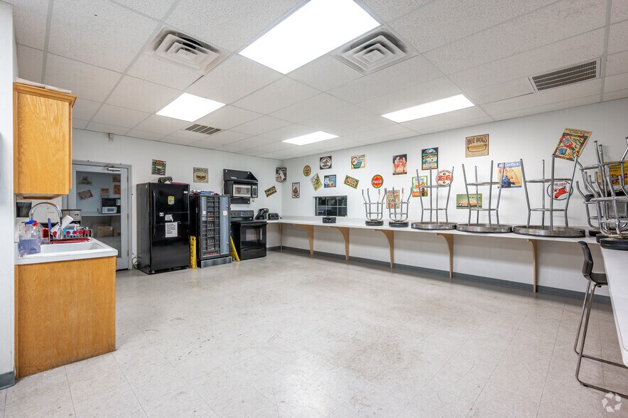 More Photos Of 1210 Metro Park Blvd, Lewisville Distribution For Lease