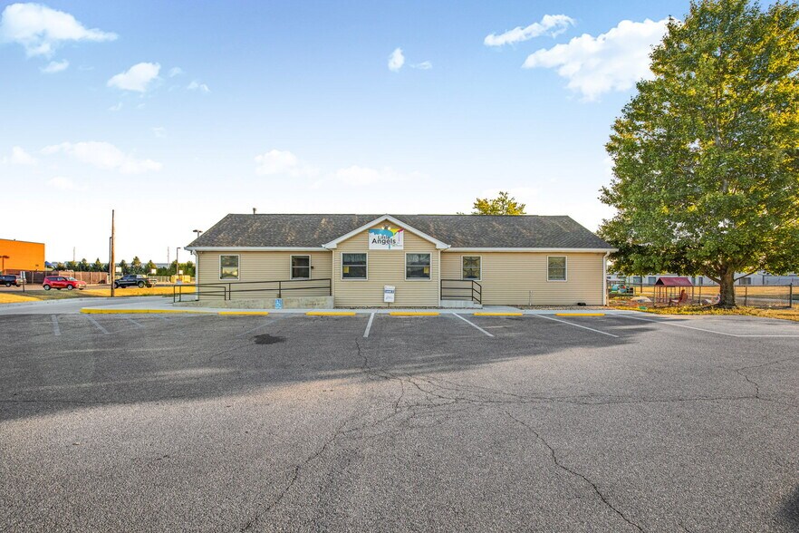 Primary Photo Of 925 Hendricks Dr, Lebanon Daycare Center For Sale