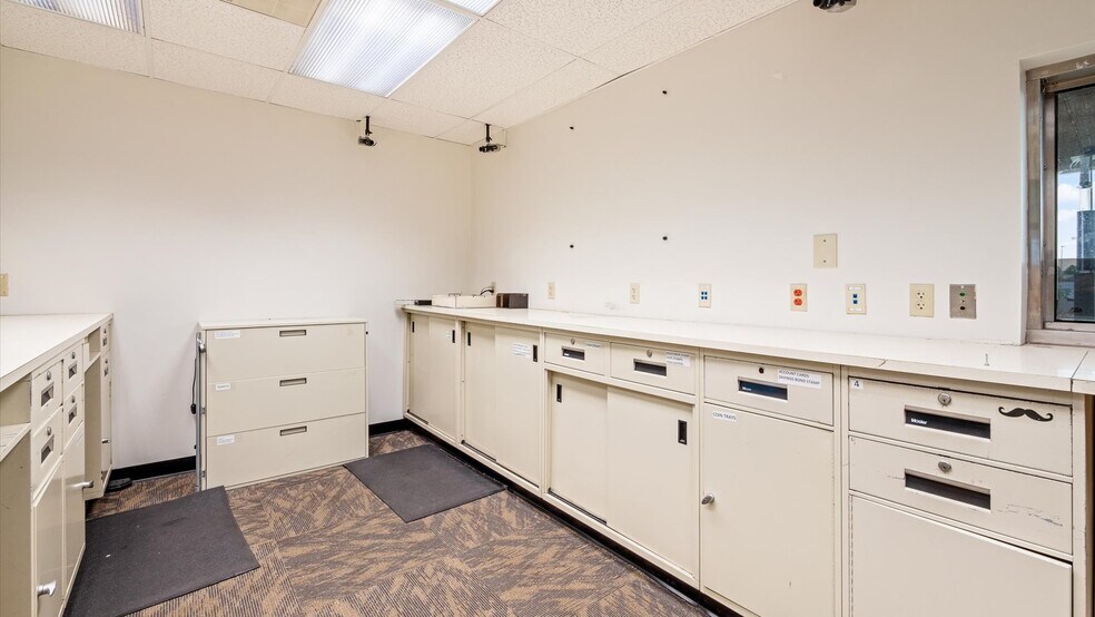 More Photos Of 2810 Maysville Pike, Zanesville Bank For Sale