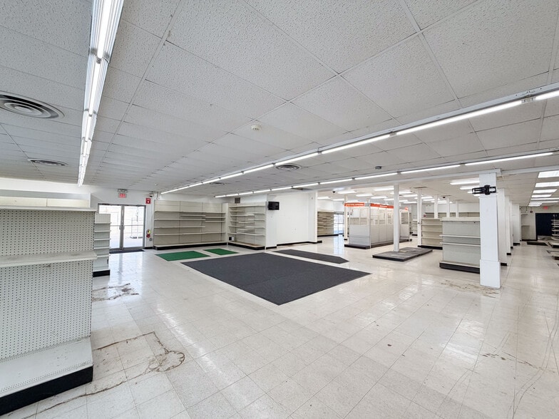 More Photos Of 147 Meriden Rd, Middlefield Garden Center For Sale