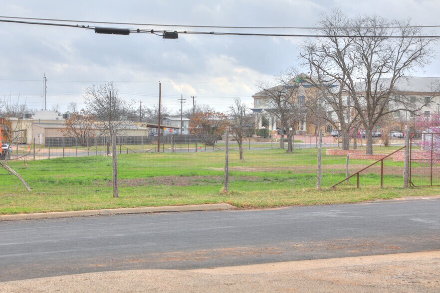 More Photos Of 432 S Lincoln St, Fredericksburg Land For Sale