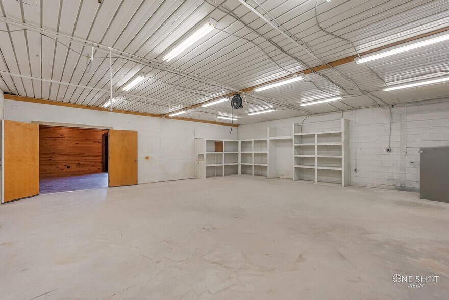 More Photos Of 1929 S Treadaway Blvd, Abilene Showroom For Lease