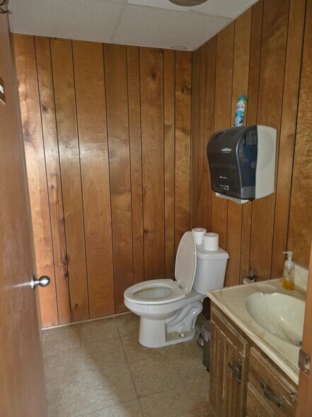 More Photos Of 320 S Taylor Rd, Watonga Warehouse For Sale