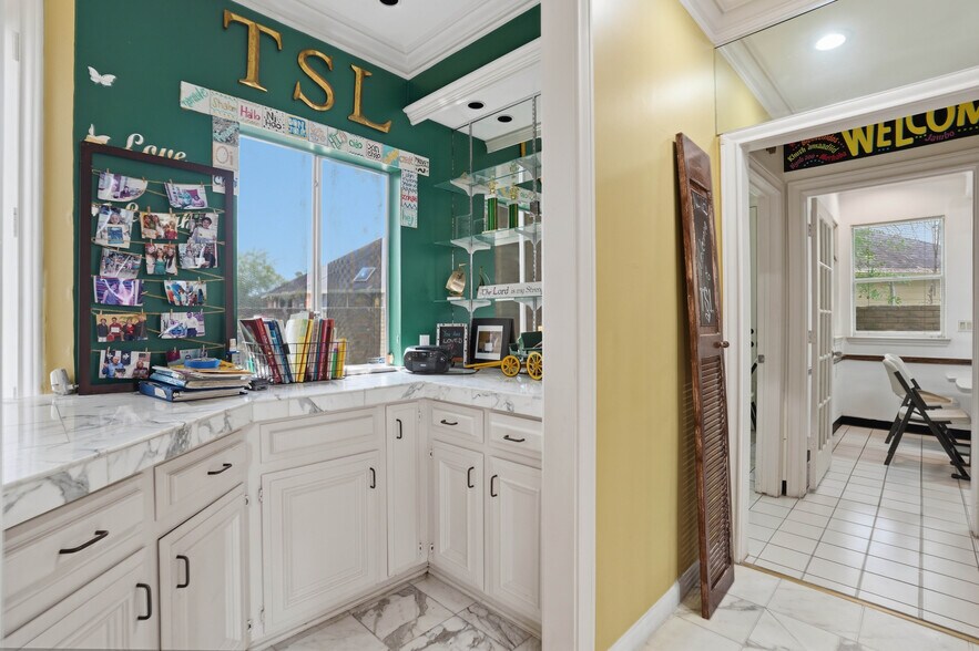 More Photos Of 13700 Lakewood Forest Dr, Houston Office For Sale