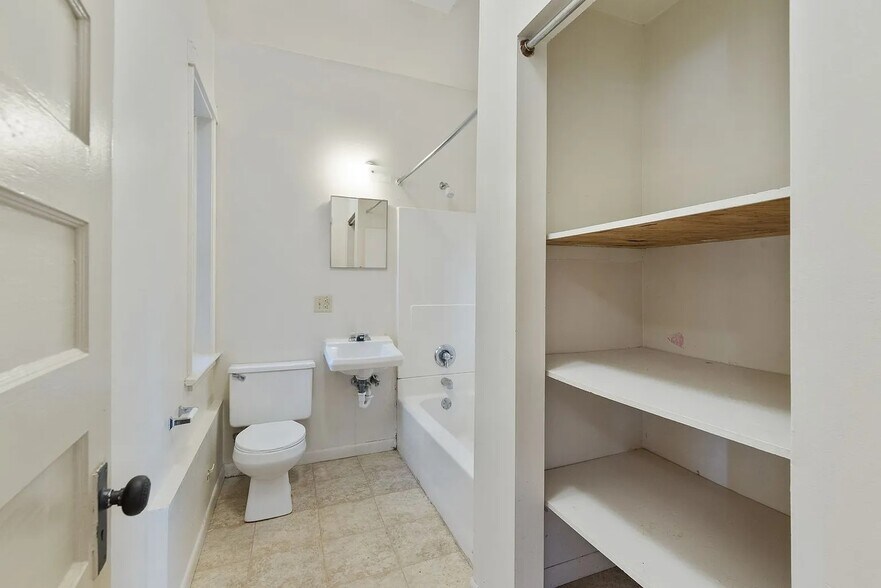 More Photos Of 805 N 22nd St, Milwaukee Apartments For Sale