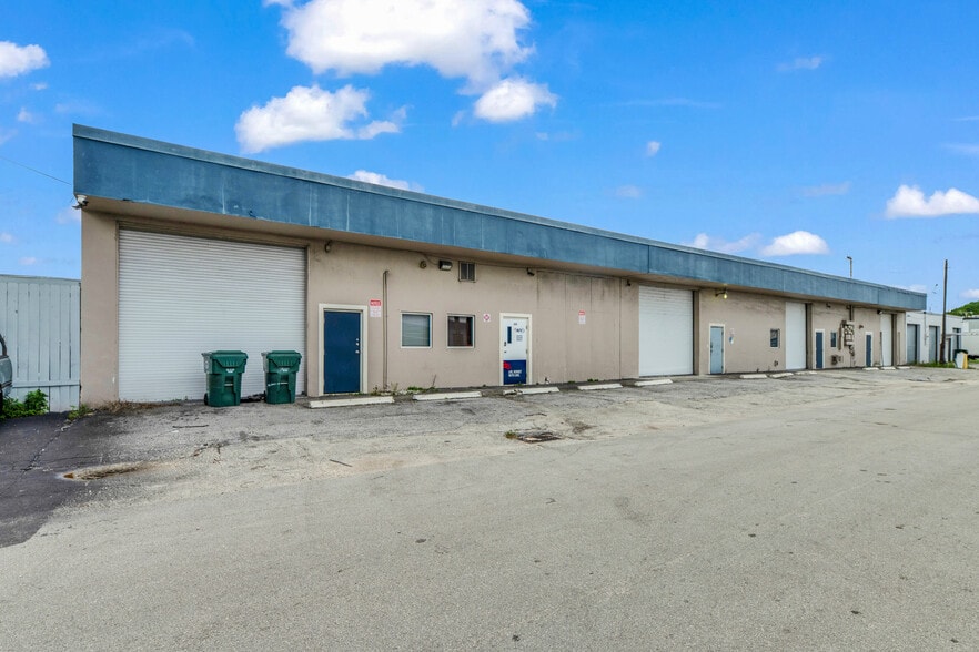 More Photos Of 224 NE 32nd Ct, Oakland Park Warehouse For Lease