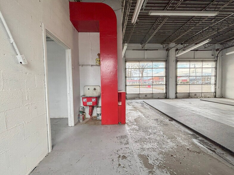 More Photos Of 507 S 12th St, Murray Flex For Sale