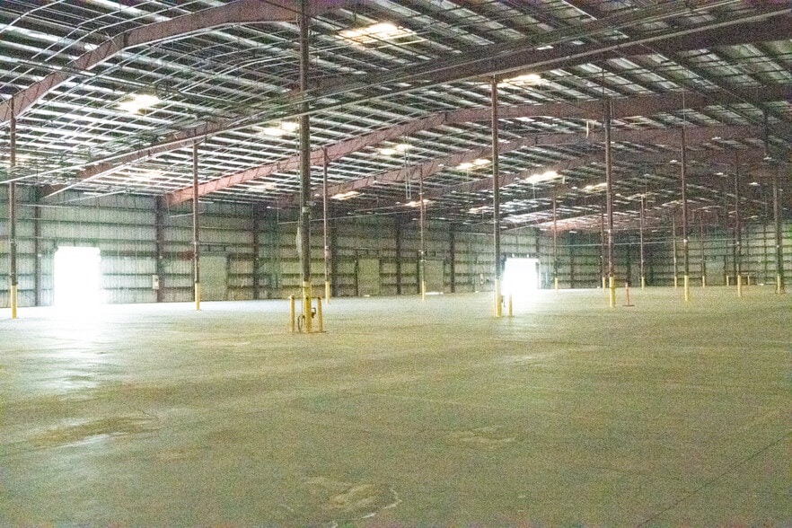 More Photos Of 6750 N Bryan Dairy Rd, Seminole Distribution For Lease