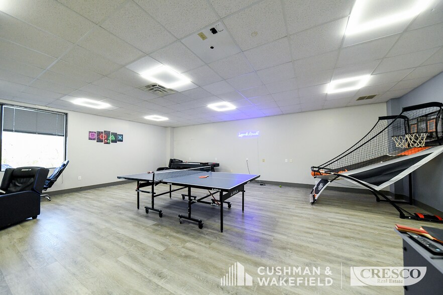 More Photos Of 14445 Broadway Ave, Cleveland Office For Sale