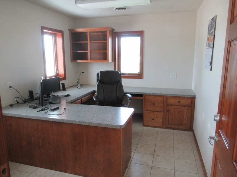 More Photos Of 3105 Great Northern, Springfield Warehouse For Sale