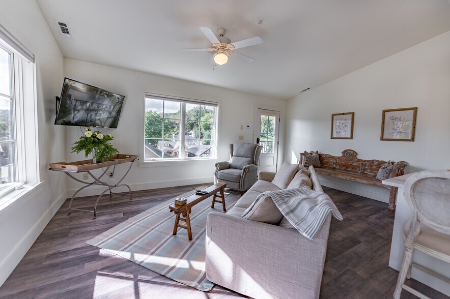 More Photos Of 118 Oak Crescent Cir, Clayton Hotel For Sale