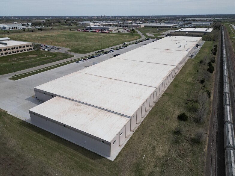 More Photos Of 4555 NW 14th St, Lincoln Industrial For Sale