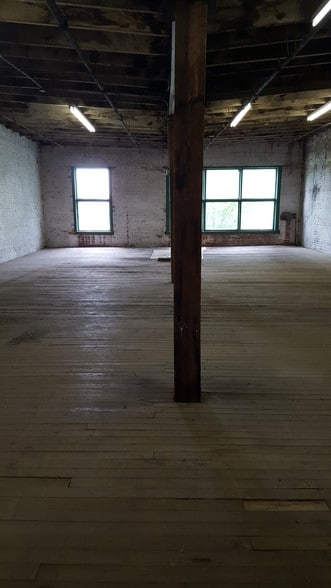 More Photos Of 620 President Clinton Ave, Little Rock Light Distribution For Sale