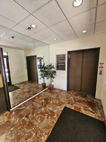 More Photos Of 1419 N San Fernando Blvd, Burbank Office For Lease