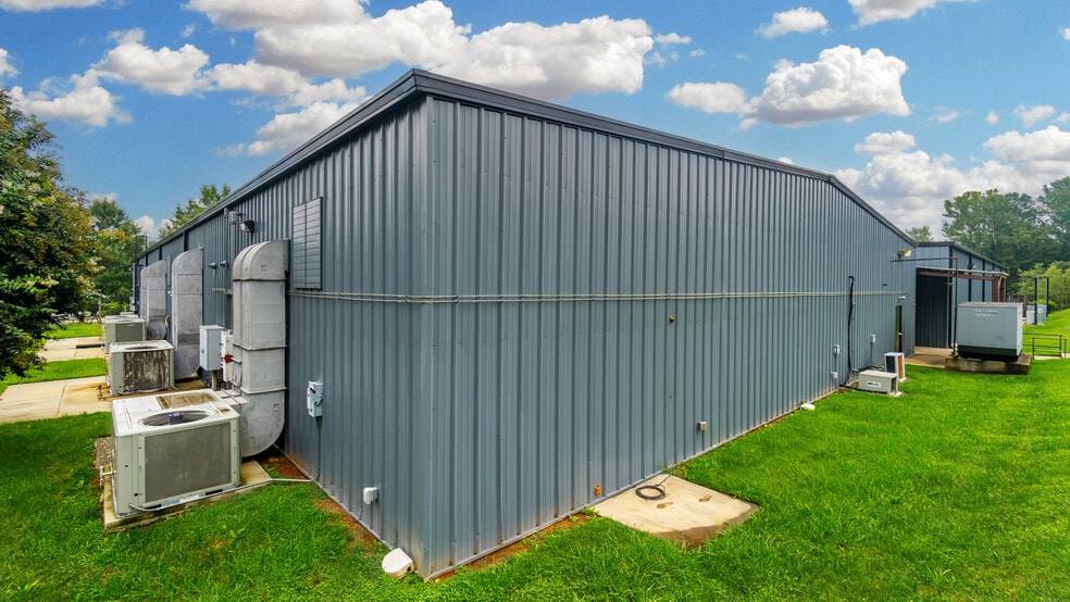 More Photos Of 1907 Gateway Blvd, Charlotte Warehouse For Sale