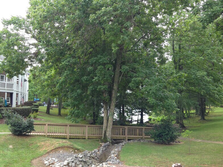 More Photos Of 705-711 Peninsula Dr, Davidson Office For Sale