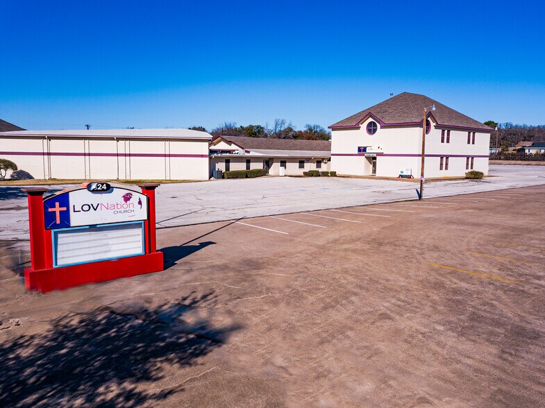 More Photos Of 824 W Pipeline Rd, Hurst Religious Facility For Sale