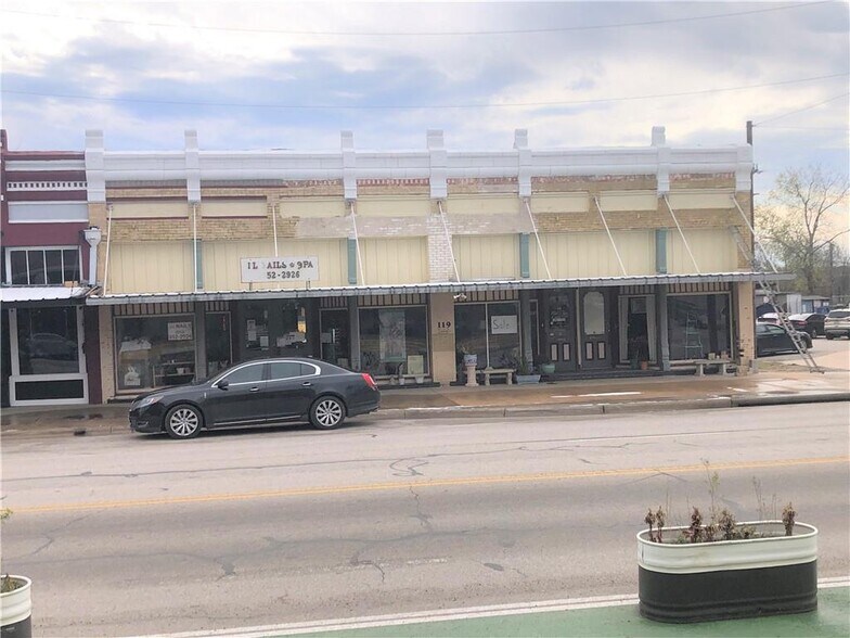 More Photos Of 119 W 2nd St, Taylor Showroom For Lease