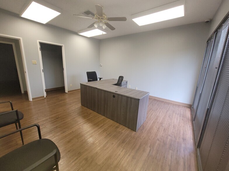 More Photos Of 215 Dalton Dr, DeSoto Office Residential For Lease