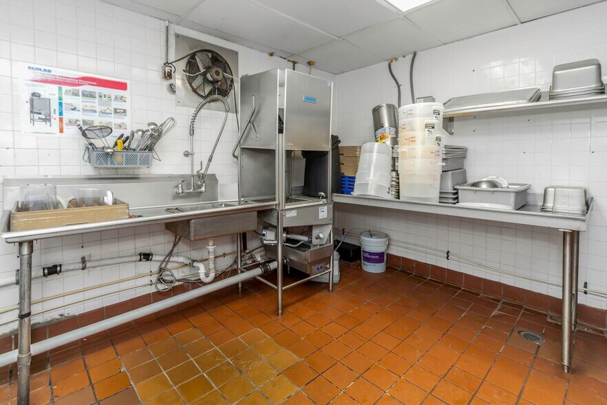 More Photos Of 2901 Tyrone Blvd, Saint Petersburg Restaurant For Sale