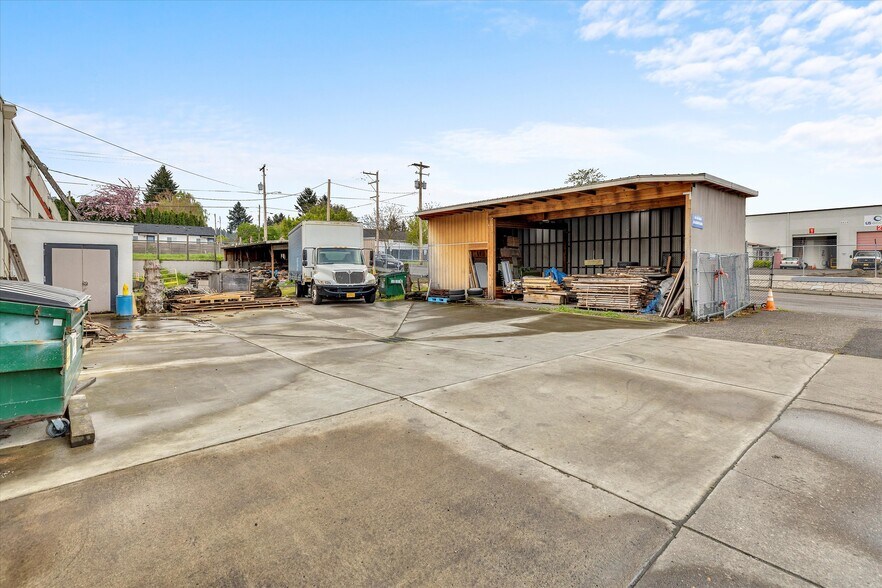 More Photos Of 8900 NE Lombard St, Portland Warehouse For Sale