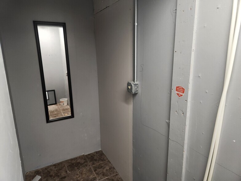 More Photos Of 104 E 38th St, Odessa Storefront For Lease