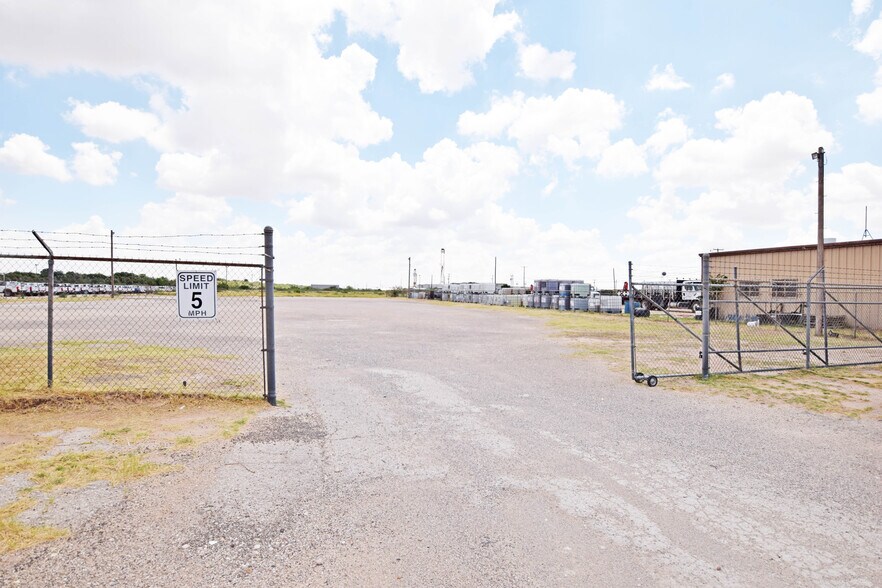 More Photos Of 1003 S County Rd W, Odessa Office For Lease