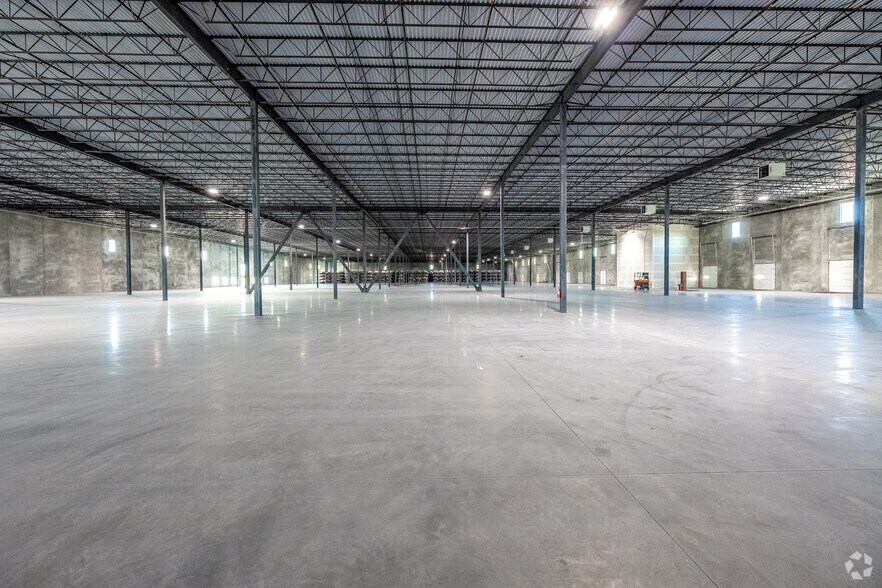 More Photos Of 7400 SE Convenience Blvd, Ankeny Warehouse For Lease