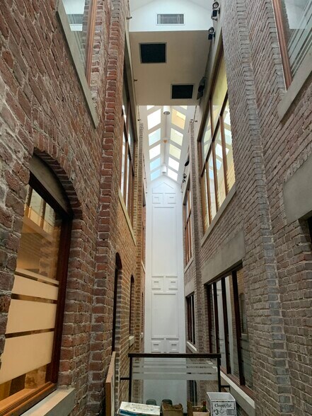 More Photos Of 829-839 St Charles Ave, New Orleans Office For Sale
