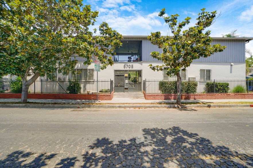 More Photos Of 6705 De Longpre Ave, Los Angeles Apartments For Sale