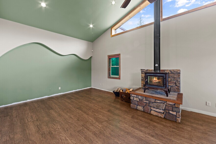 More Photos Of 606 W Byers Ave, Hot Sulphur Springs Flex For Sale