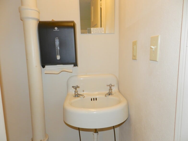 More Photos Of 901 Main St, Salmon Office For Sale