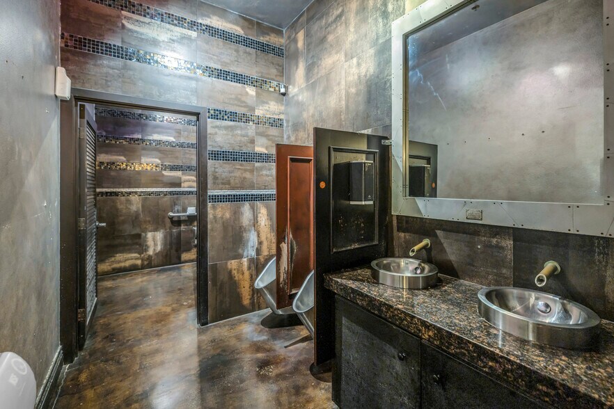 More Photos Of 2834 Beach Blvd, Gulfport Freestanding For Sale