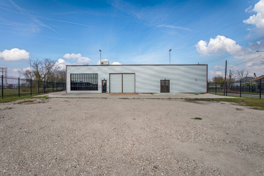 More Photos Of 2219 Brooks St, Houston Warehouse For Sale