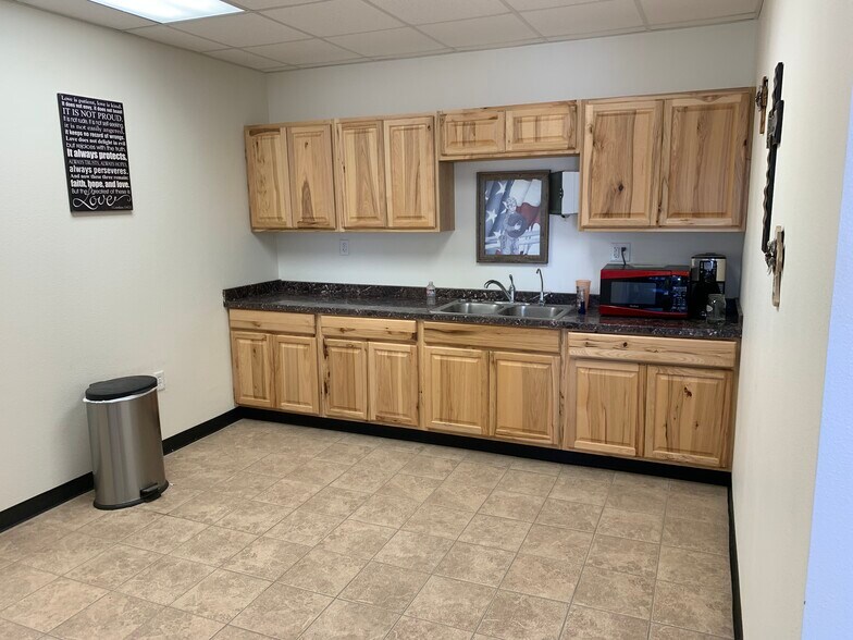 More Photos Of 1911 E County Road 140, Midland Service For Lease