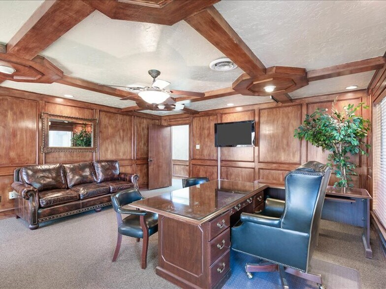 More Photos Of 2020 W Northwest Hwy, Grapevine Office For Lease