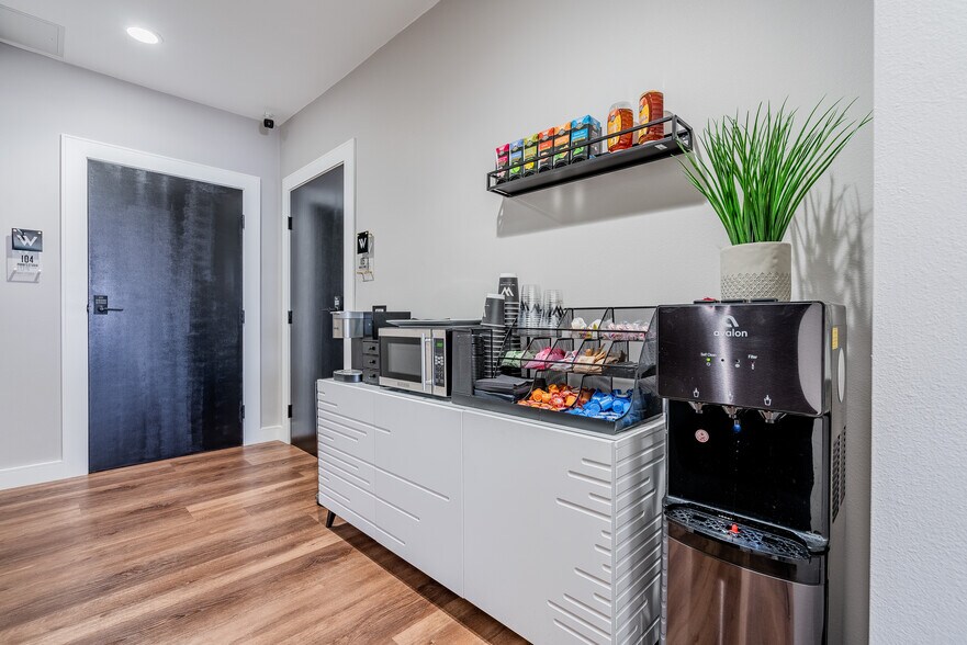 More Photos Of 10442 Burbank Blvd, North Hollywood Office For Sale