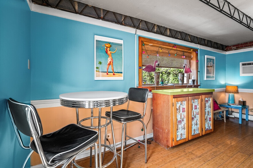 More Photos Of 10 S Crenshaw Ave, Richmond Freestanding For Lease