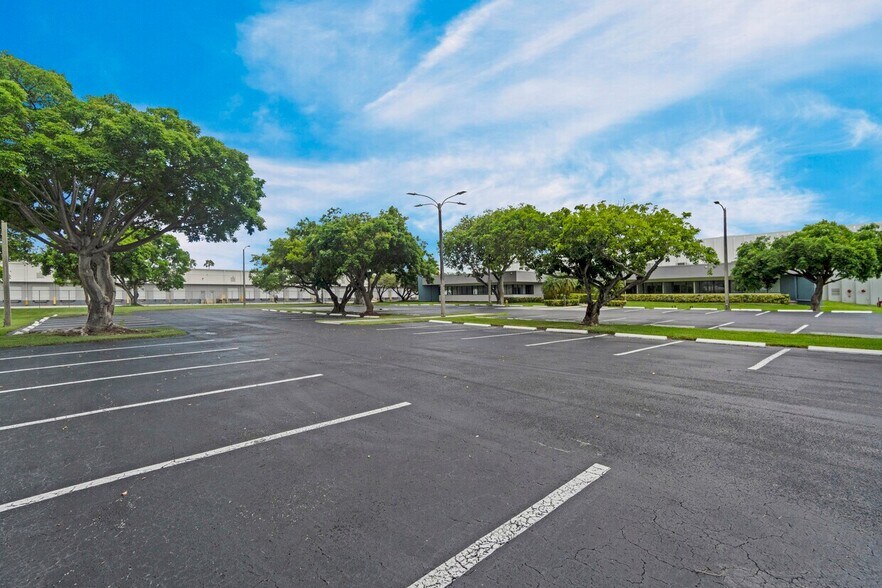 More Photos Of 1910 NW 97th Ave, Miami Distribution For Lease