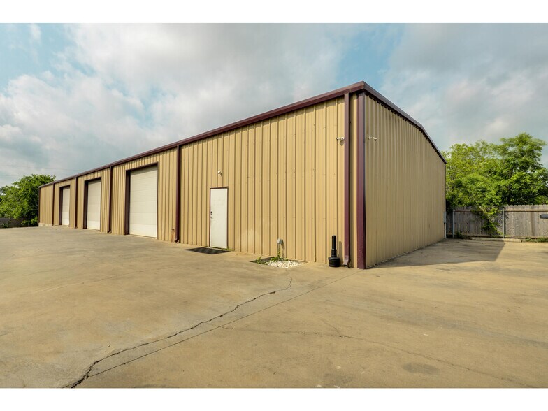 More Photos Of 1612 Shenandoah Dr, Cedar Park Warehouse For Sale