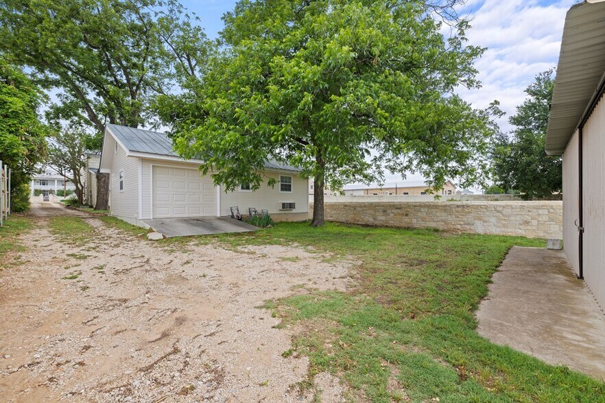 More Photos Of 421 W Main St, Fredericksburg Office Residential For Lease