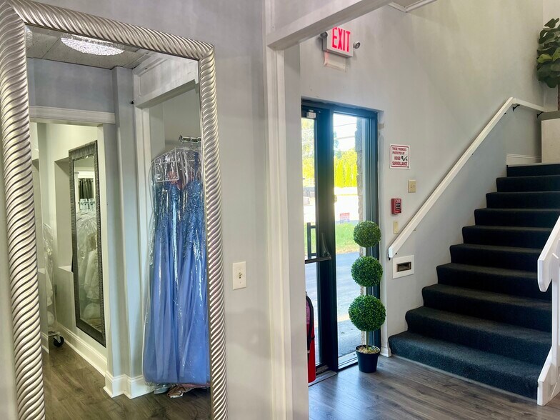 More Photos Of 892-894 Oaklawn Ave, Cranston Office Residential For Lease
