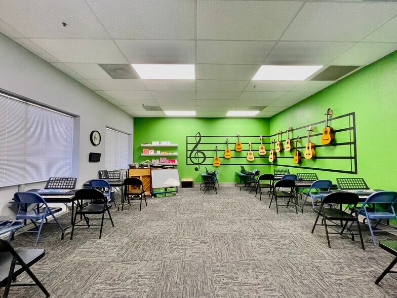 More Photos Of 10158 S Parker Rd, Parker Unknown For Lease