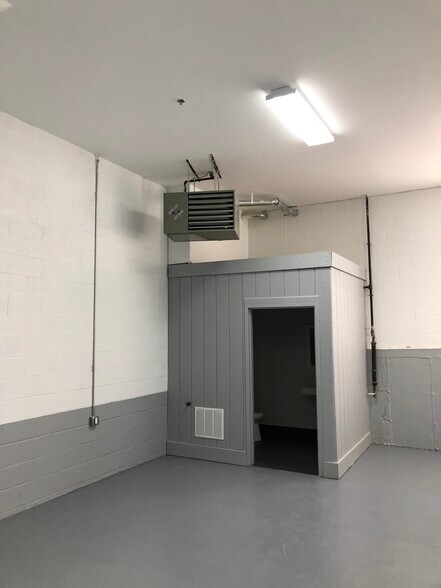 More Photos Of 46 Androvette St, Staten Island Warehouse For Lease