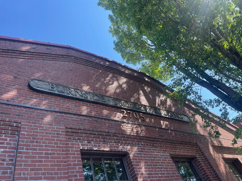 More Photos Of 2705 E Burnside St, Portland Office For Sale