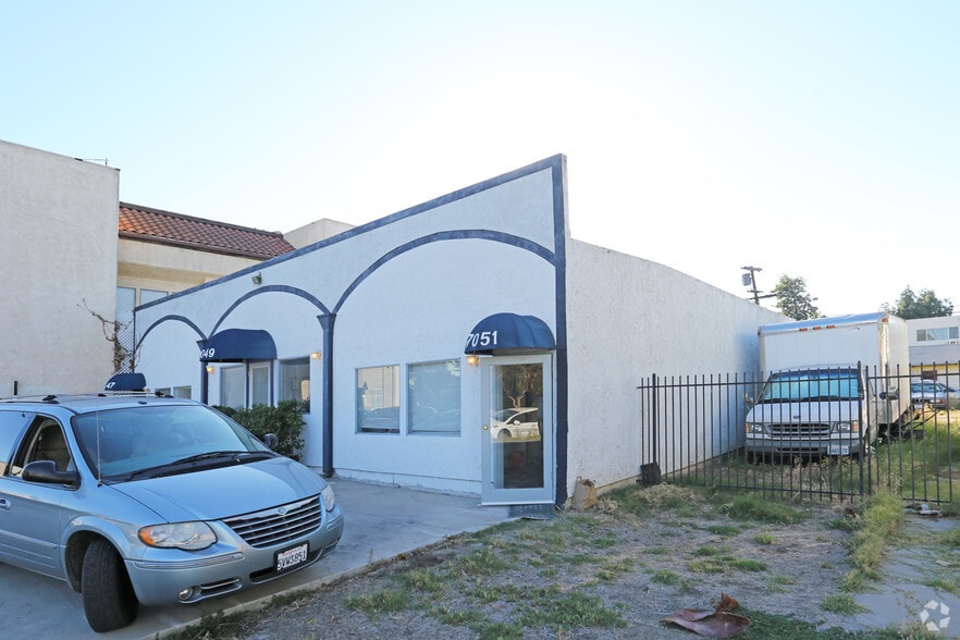 More Photos Of 7049 Owensmouth Ave, Canoga Park Office For Lease