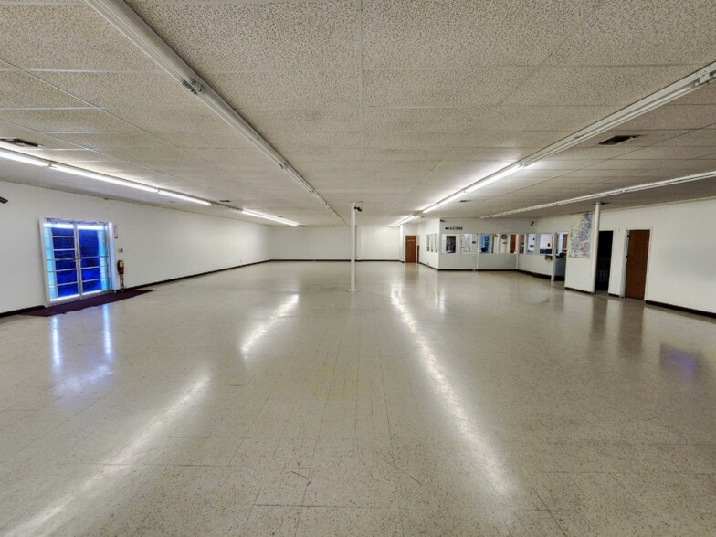 More Photos Of 1841 W Division St, Arlington Industrial For Sale