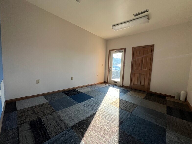 More Photos Of 1375 Kemper Meadow Dr, Forest Park Office Residential For Lease