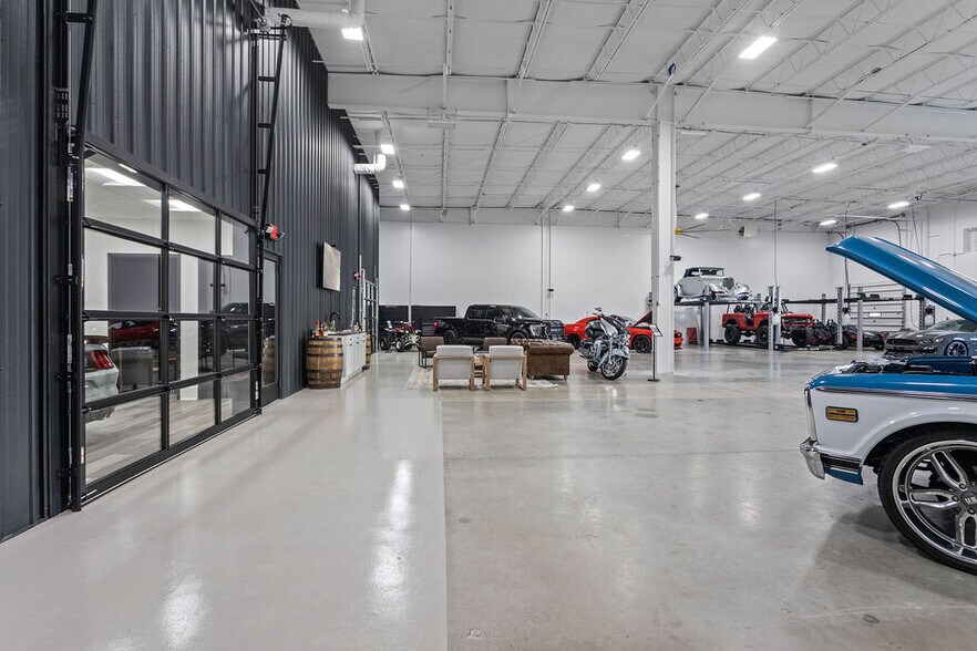 More Photos Of 3455 Centerpoint Dr, Grove City Warehouse For Lease